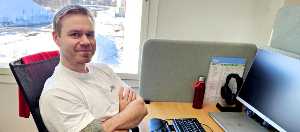 Toni Karvonen, HR Coordinator at Servica, sits at his computer in the office. 